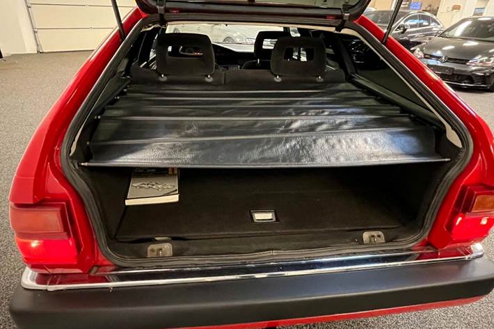 Rød Audi 200 fra 1989 set indefra