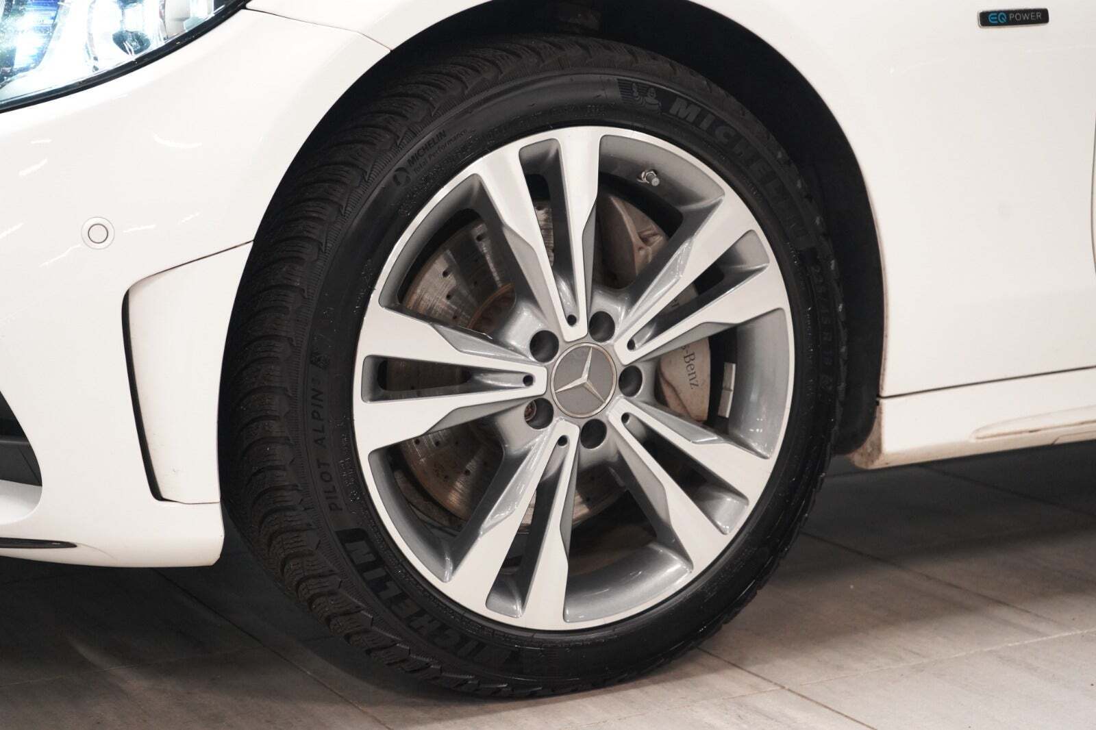 Hvid Mercedes C300 e fra 2020