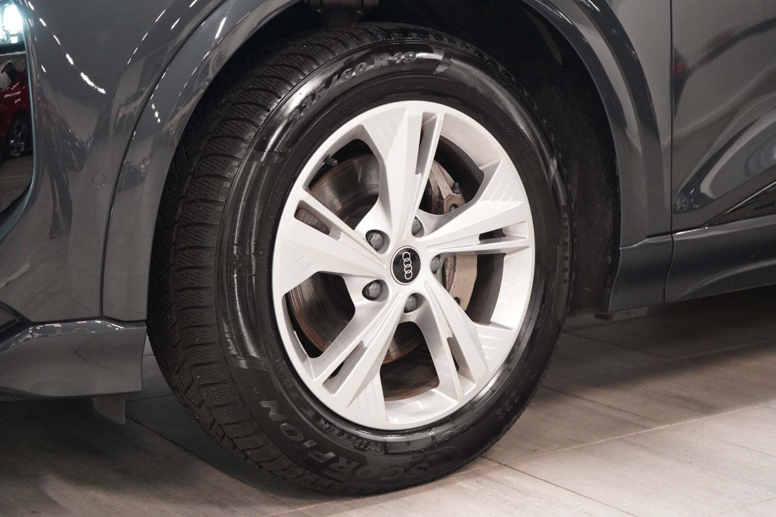 Grå Audi Q6 e-tron fra 2025