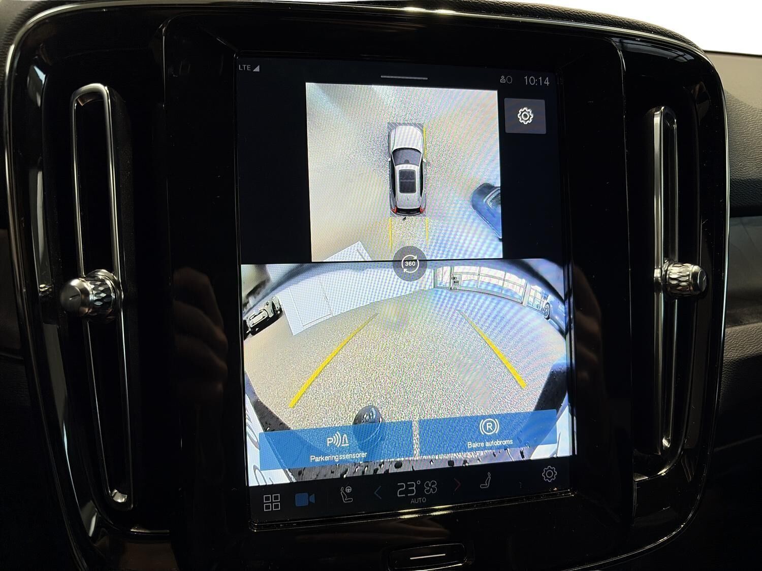 Grå Volvo EX40 fra 2025