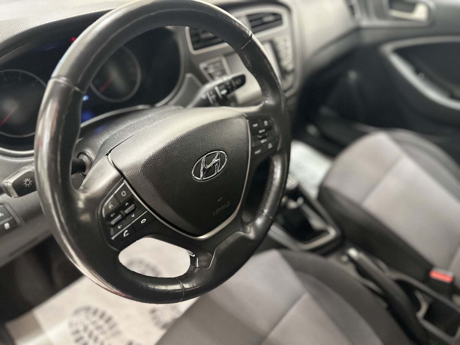 Rød Hyundai i20 fra 2020