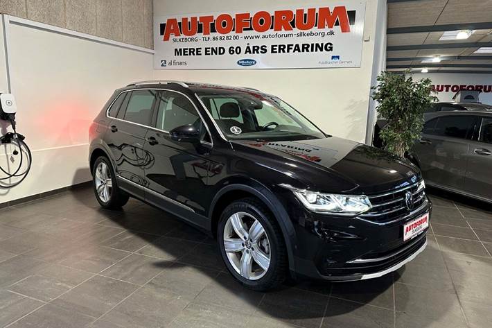 Sort VW Tiguan fra 2023 set udefra