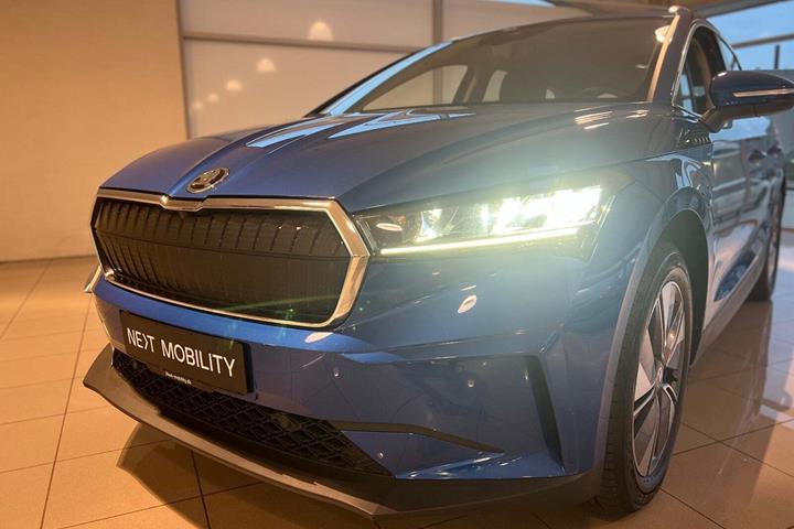 Blå Skoda Enyaq fra 2022
