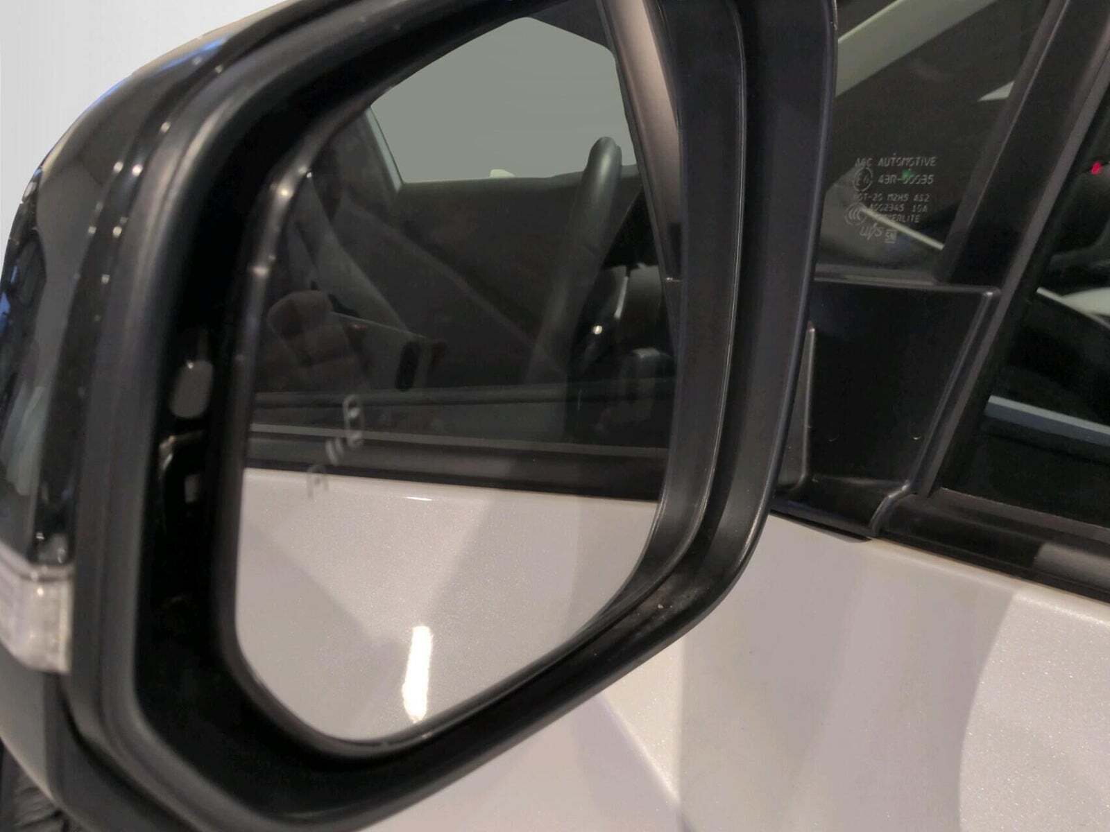 Beige Toyota BZ4X fra 2024