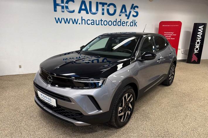 Sølv Opel Mokka-e fra 2024 set udefra