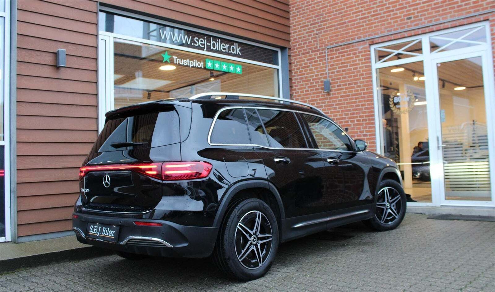 Sort Mercedes EQB250+ fra 2024