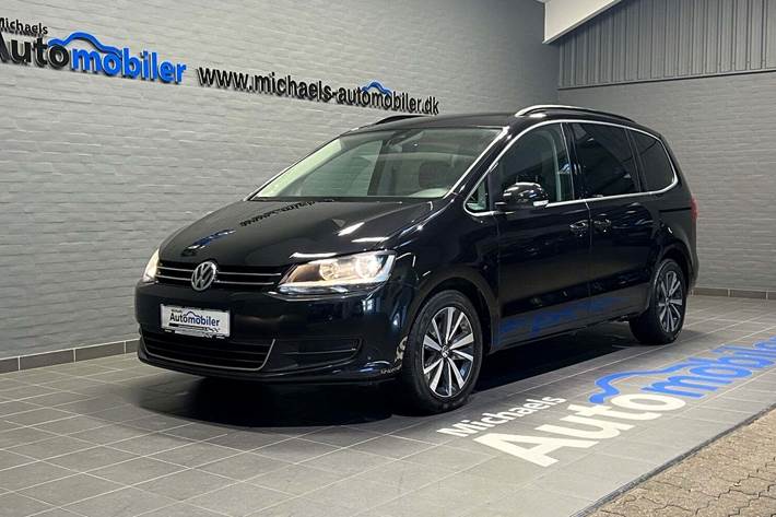Sort VW Sharan fra 2020 set udefra