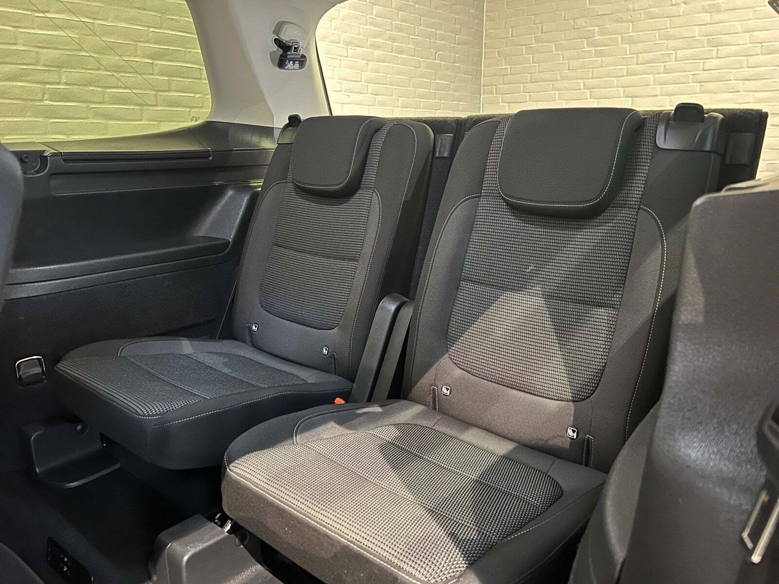 Sort VW Sharan fra 2020