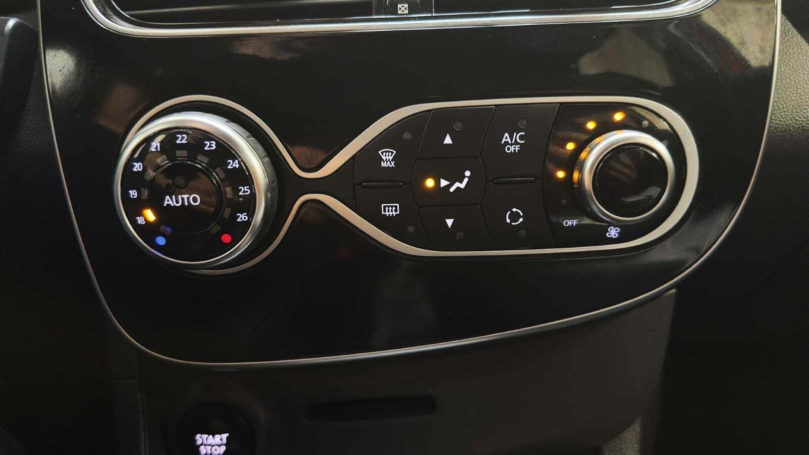 Rød Renault Clio IV fra 2016