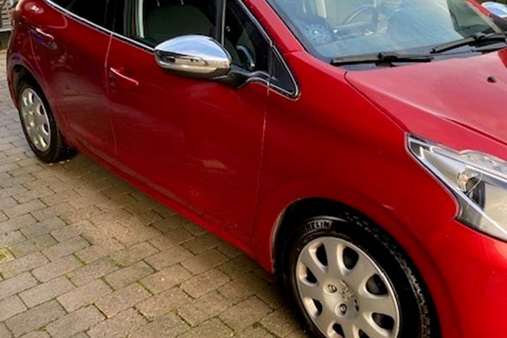 Rød Peugeot 208 fra 2019