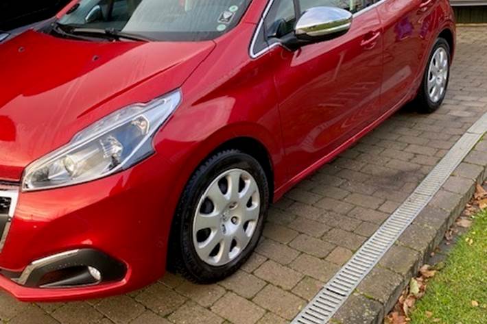 Rød Peugeot 208 fra 2019