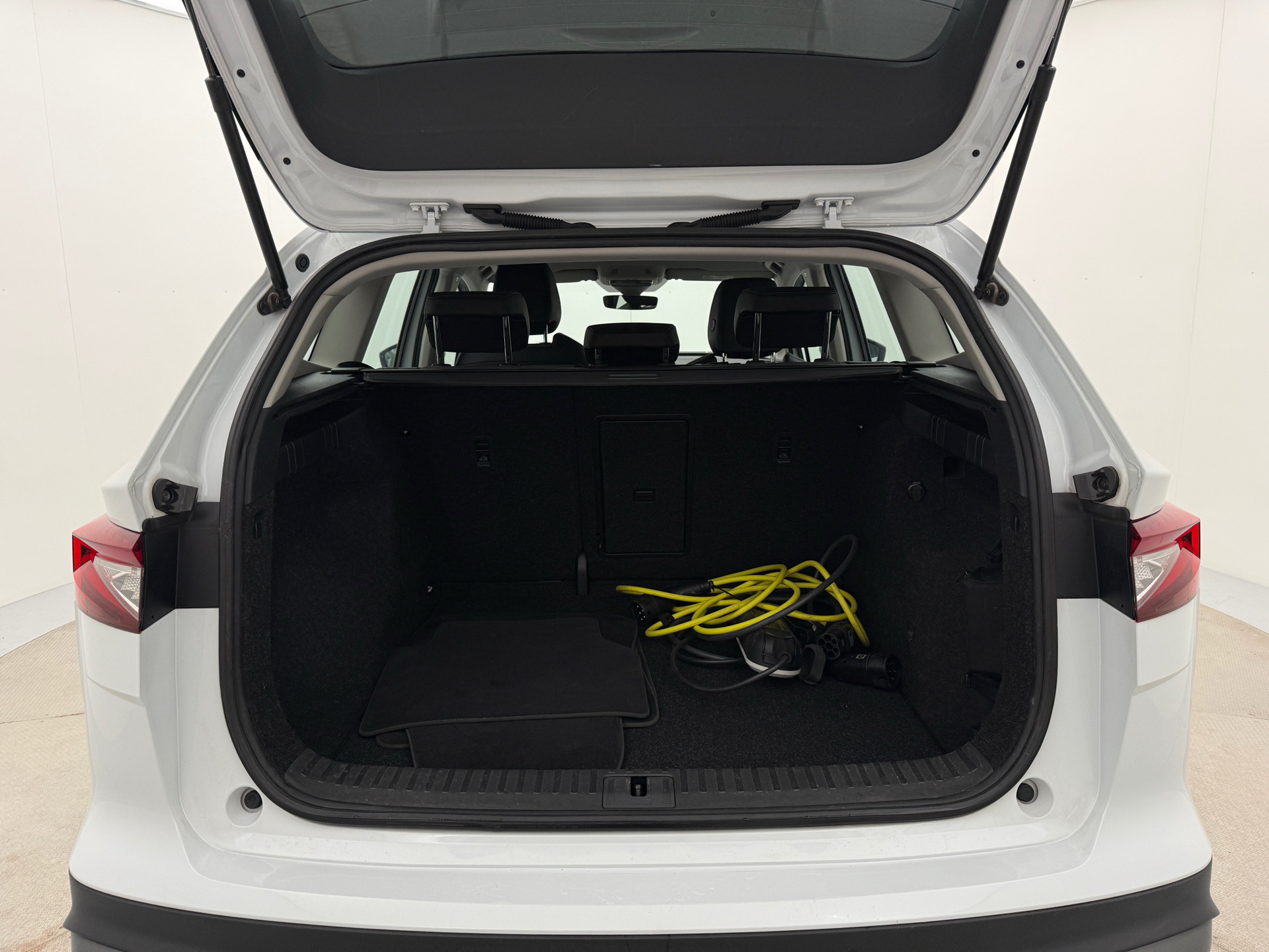 Hvid Skoda Enyaq fra 2021