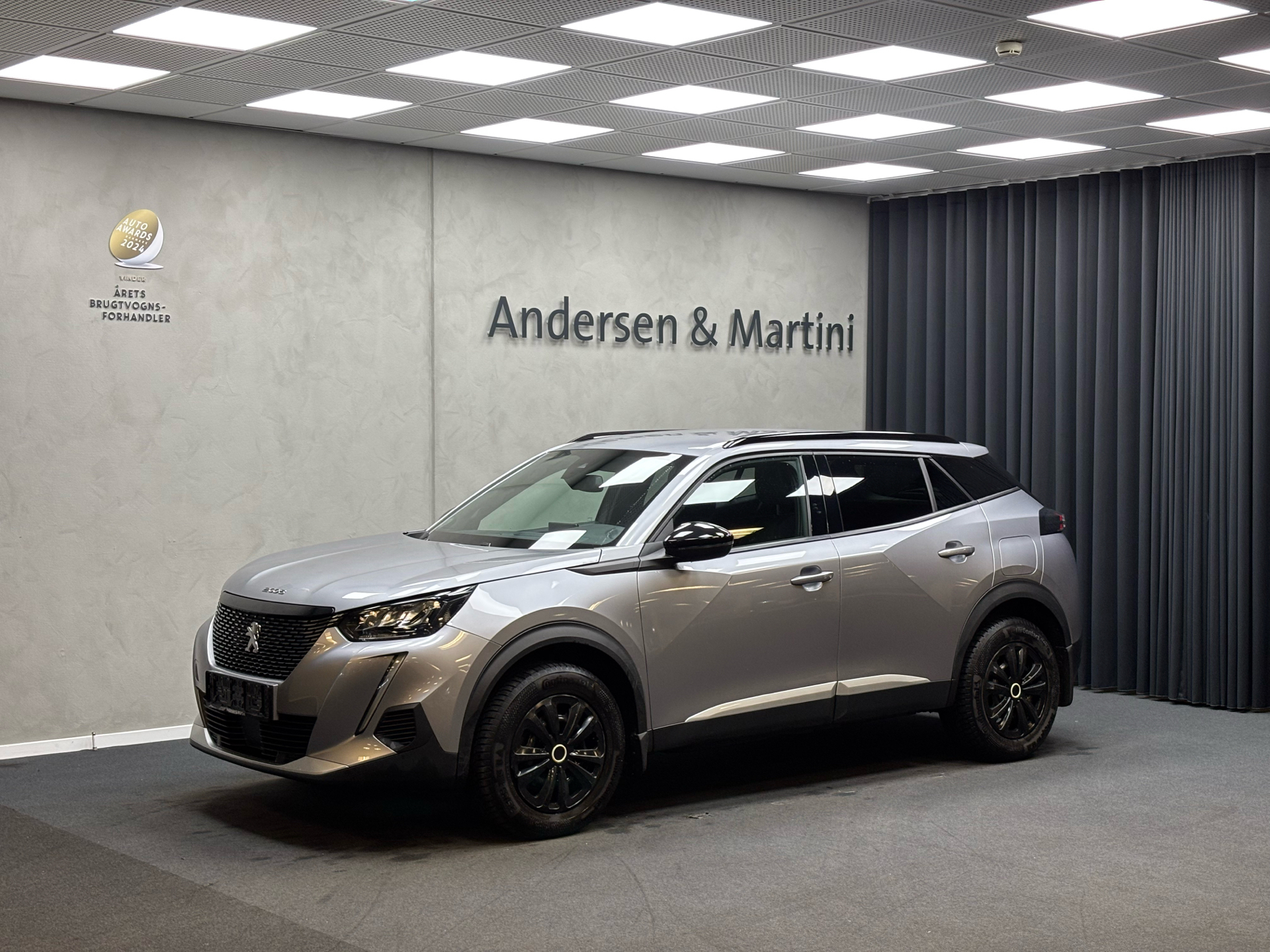 Grå Peugeot 2008 fra 2023