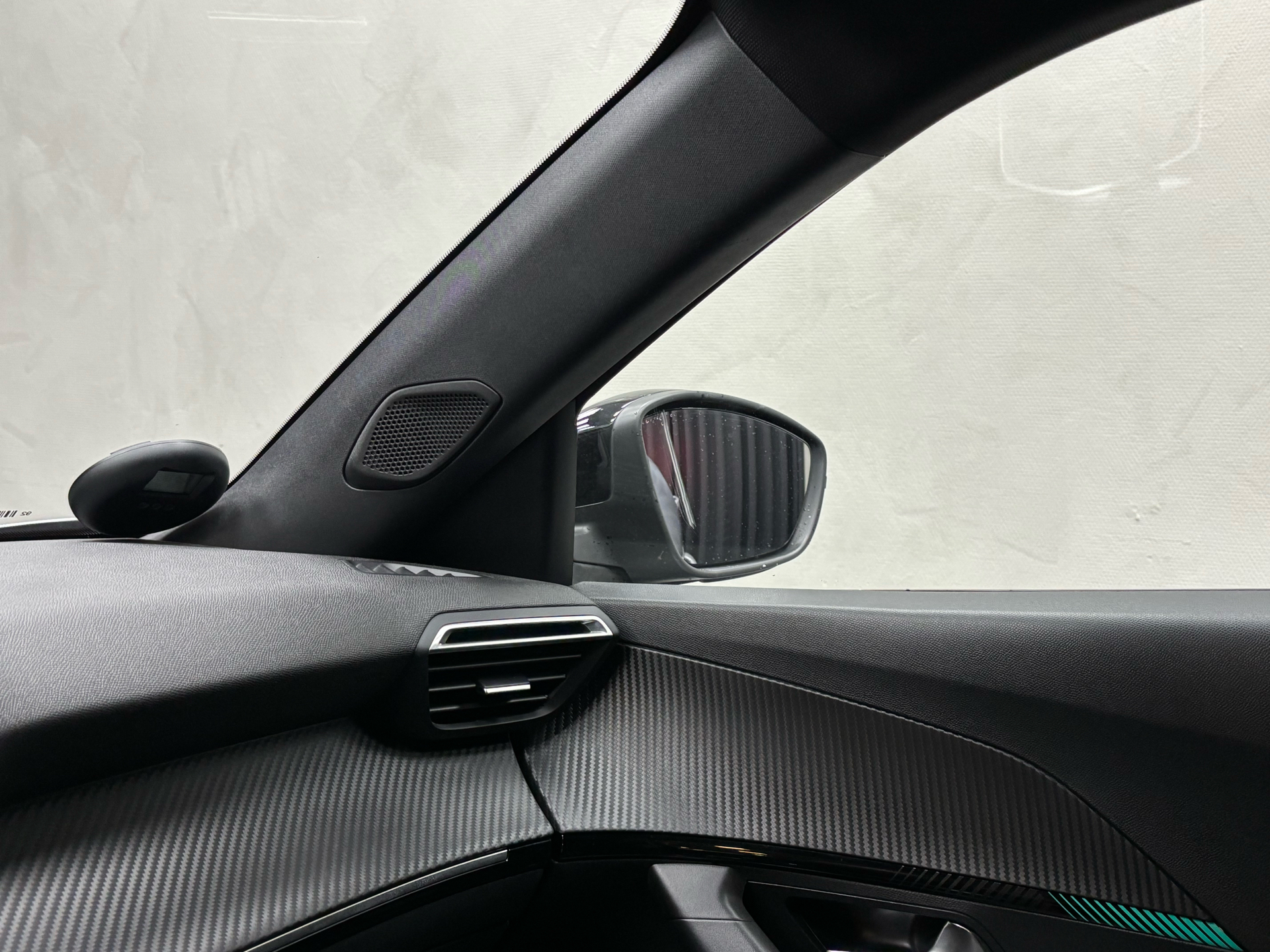 Grå Peugeot 2008 fra 2023