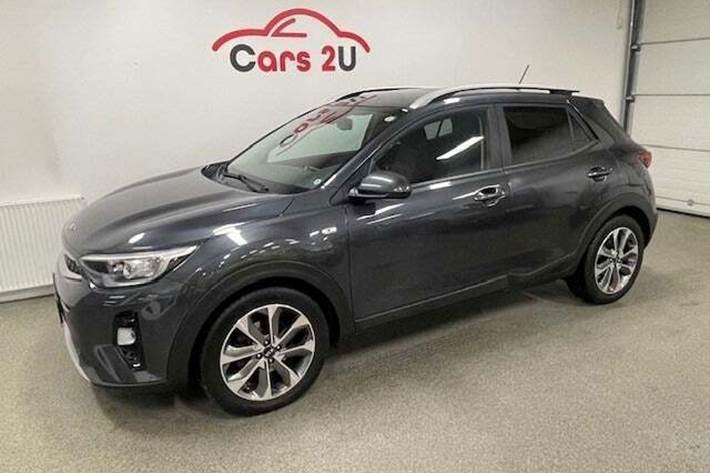 Grå Kia Stonic fra 2020 set udefra