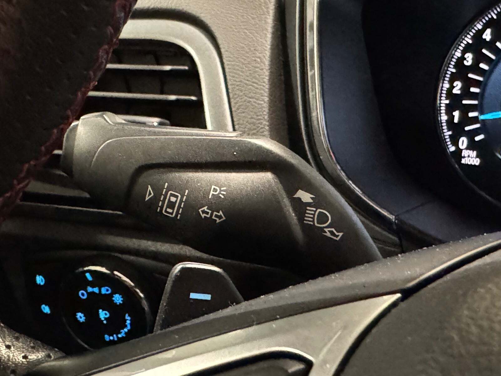 Sølv Ford Mondeo fra 2018