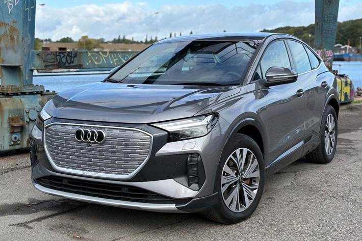 Grå Audi Q4 e-tron fra 2024 set udefra