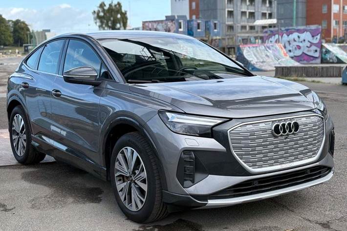 Grå Audi Q4 e-tron fra 2024 set udefra