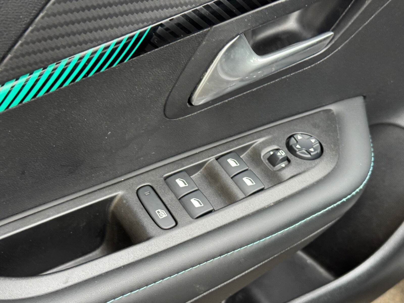 Grå Peugeot 208 fra 2020