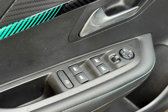 Grå Peugeot 208 fra 2020