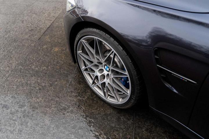 Grå BMW M3 fra 2017 set udefra