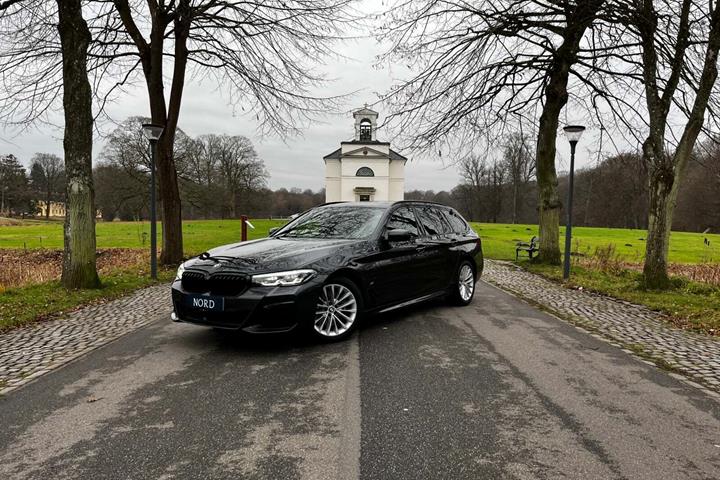 Grå BMW 530e fra 2021 set udefra