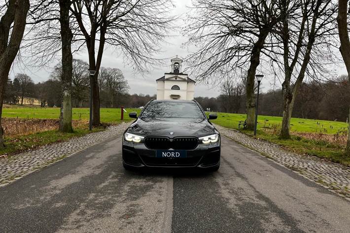 Grå BMW 530e fra 2021