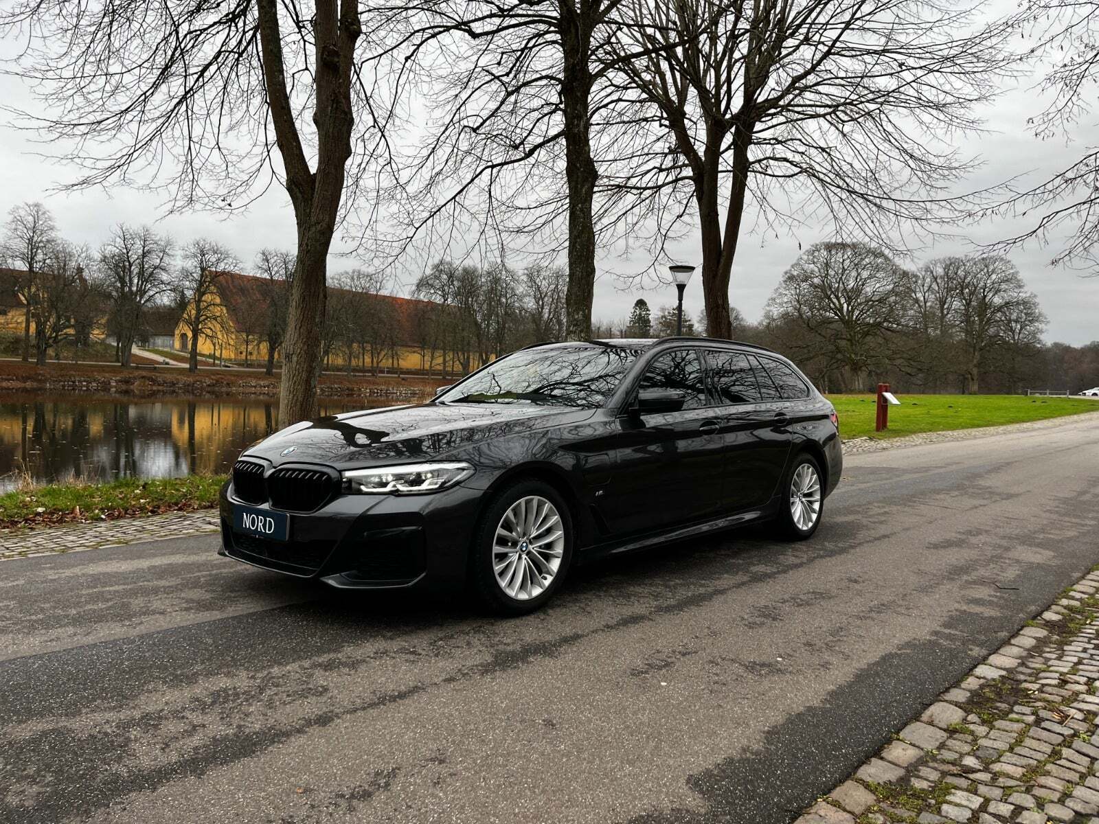 Grå BMW 530e fra 2021