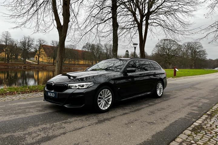 Grå BMW 530e fra 2021