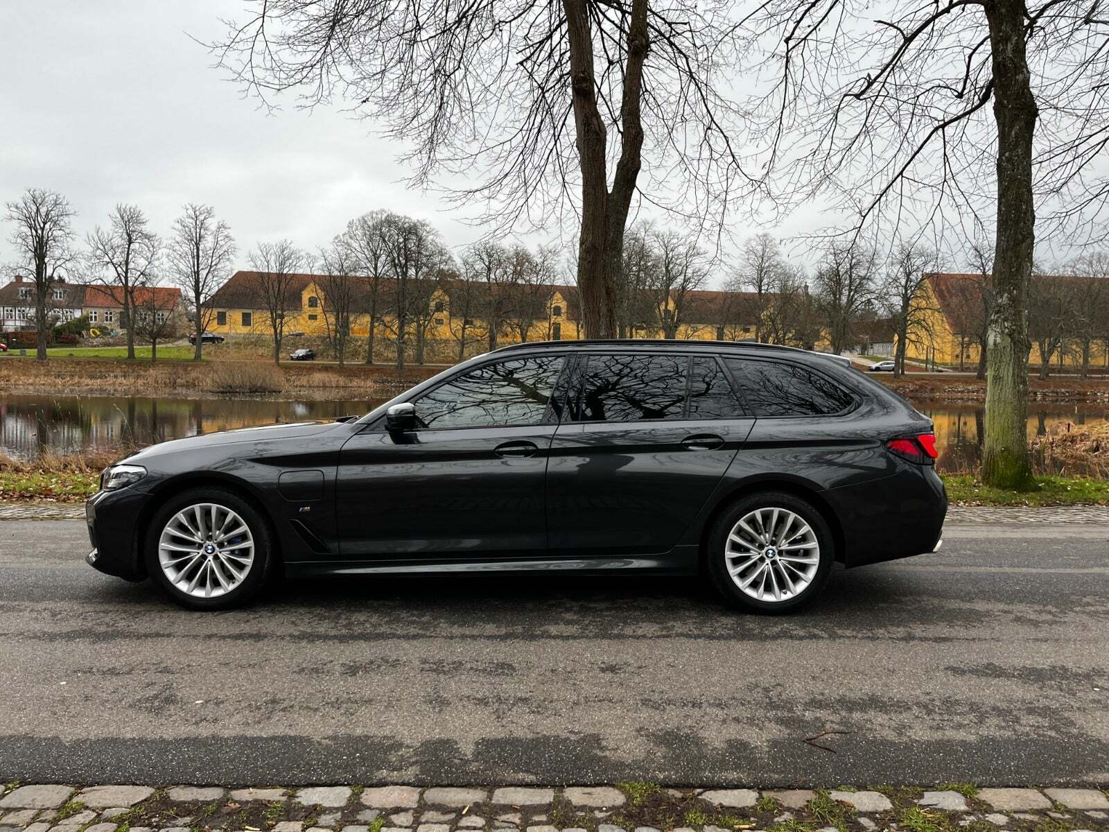 Grå BMW 530e fra 2021