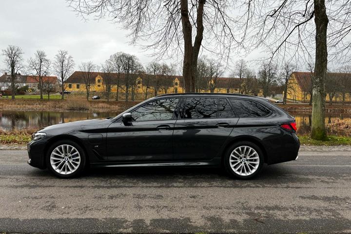 Grå BMW 530e fra 2021