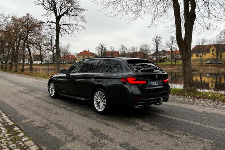 Grå BMW 530e fra 2021