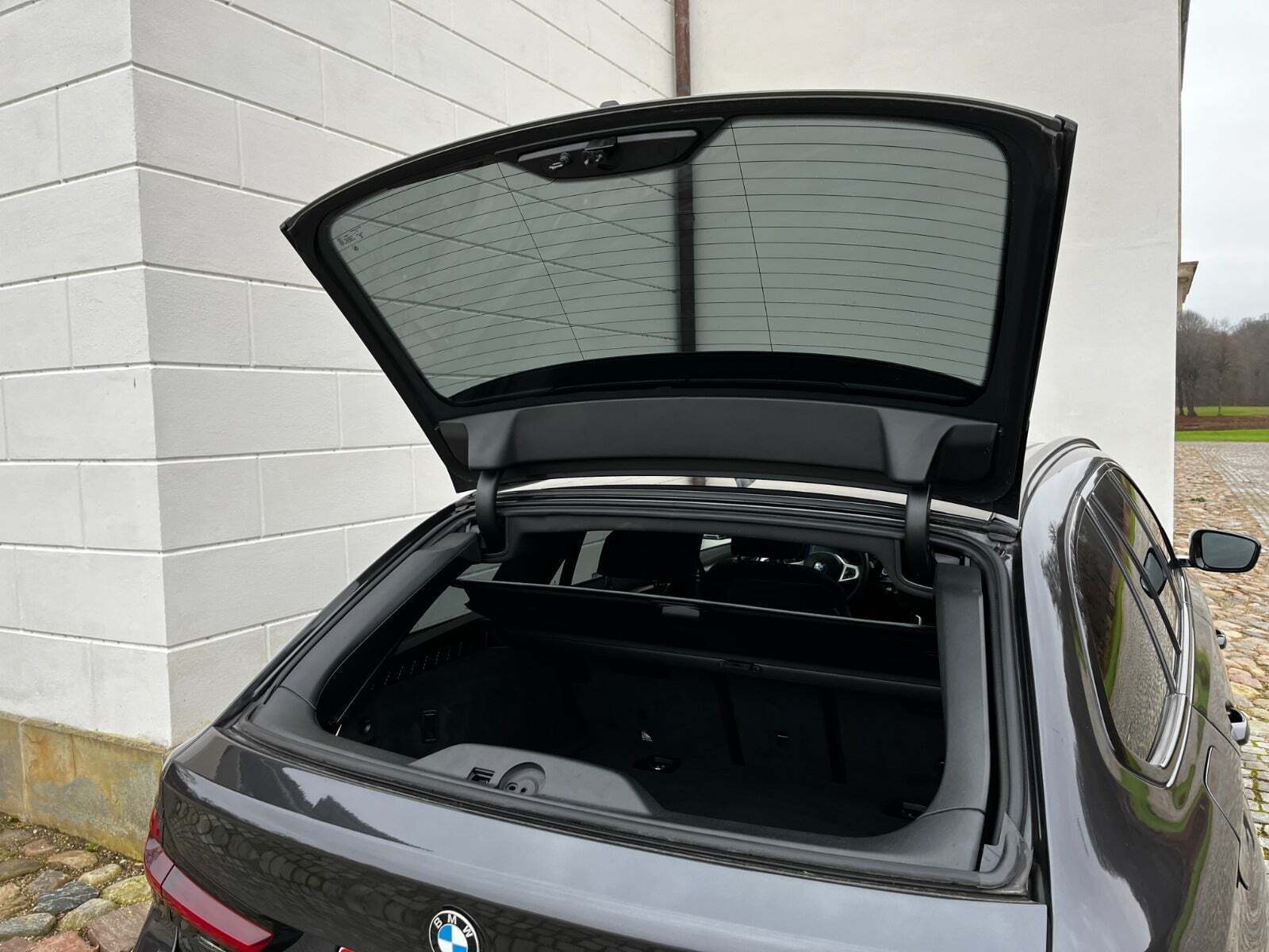 Grå BMW 530e fra 2021