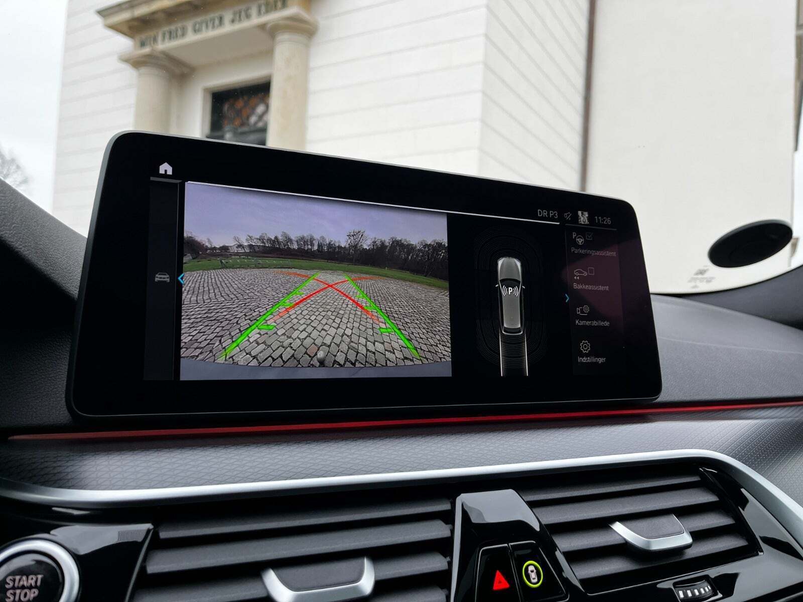 Grå BMW 530e fra 2021