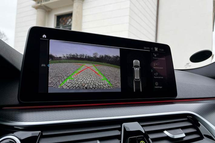 Grå BMW 530e fra 2021