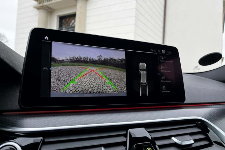 Grå BMW 530e fra 2021
