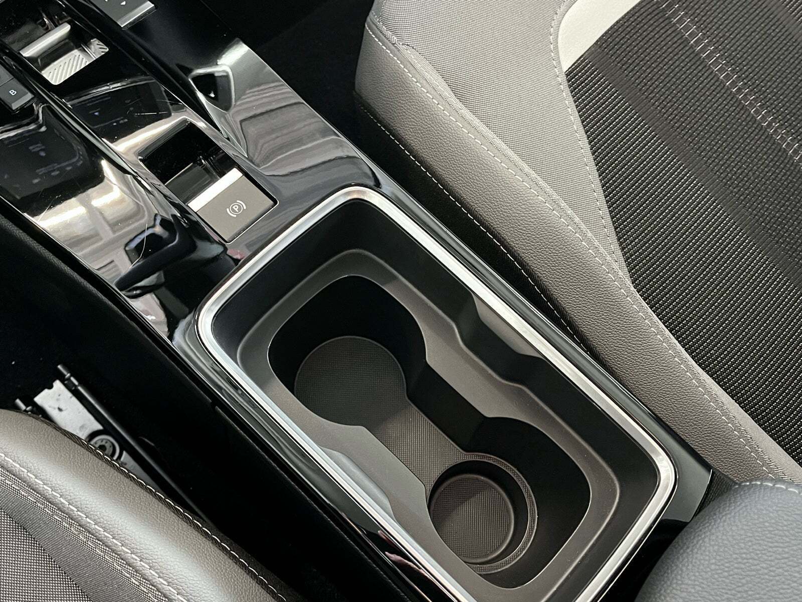 Rød Opel Mokka-e fra 2023