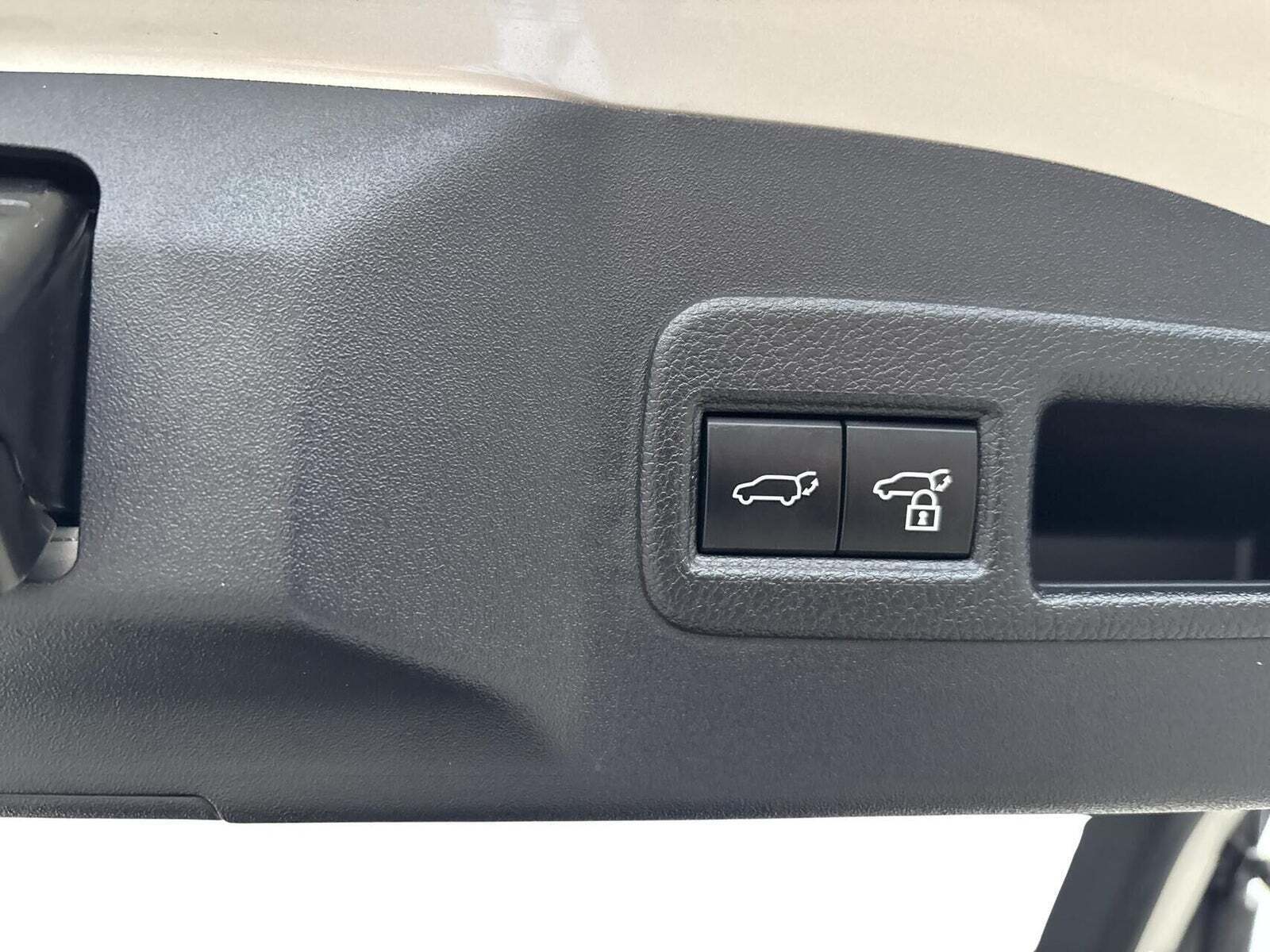 Sølv Toyota BZ4X fra 2024