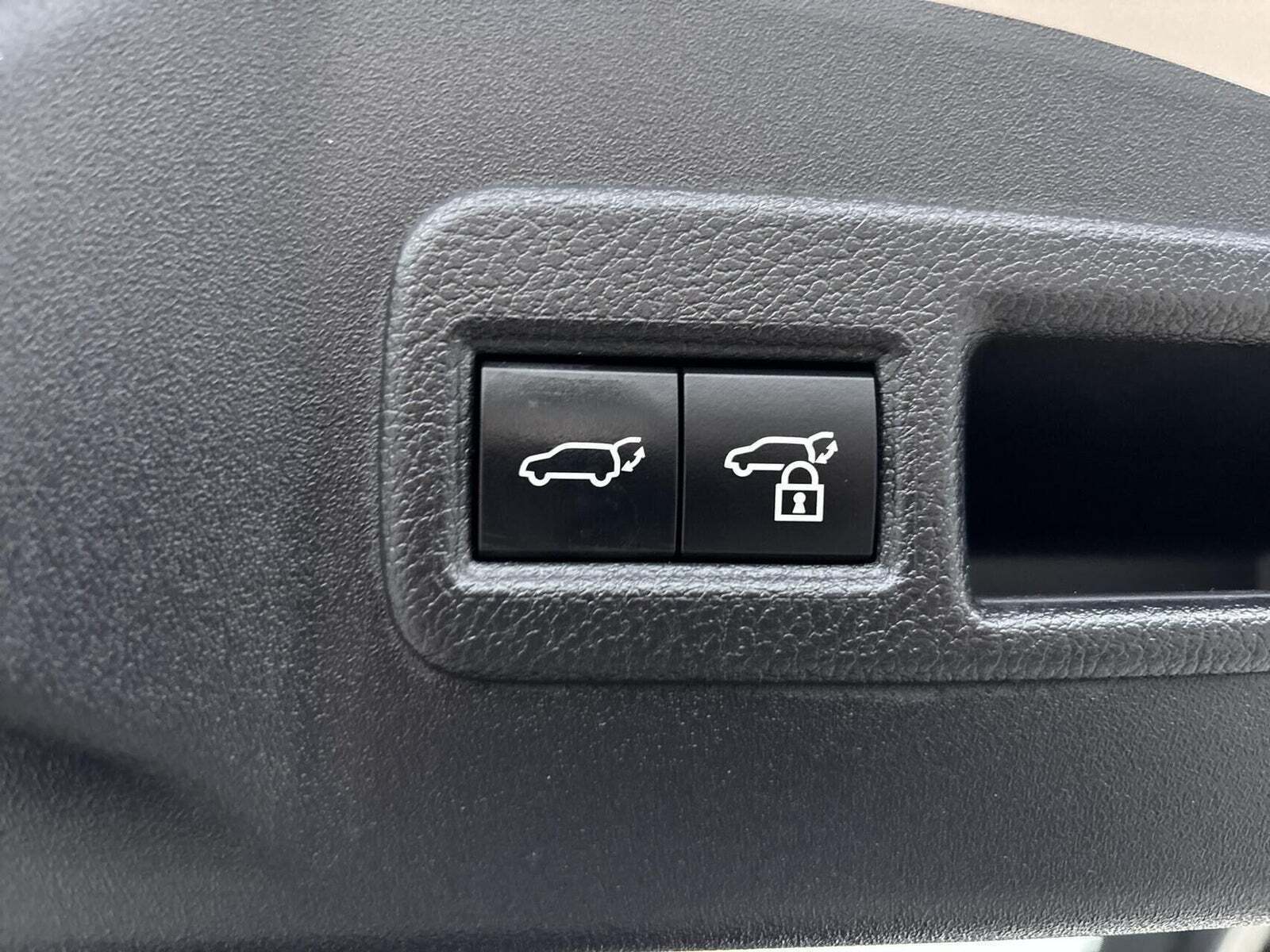 Sølv Toyota BZ4X fra 2024