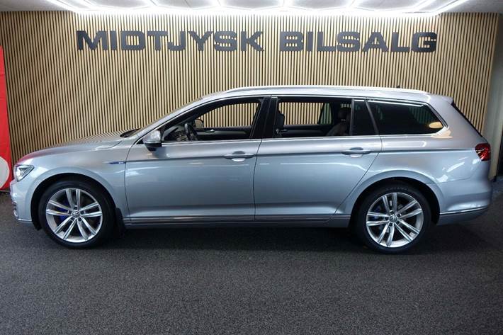 Grå VW Passat fra 2018