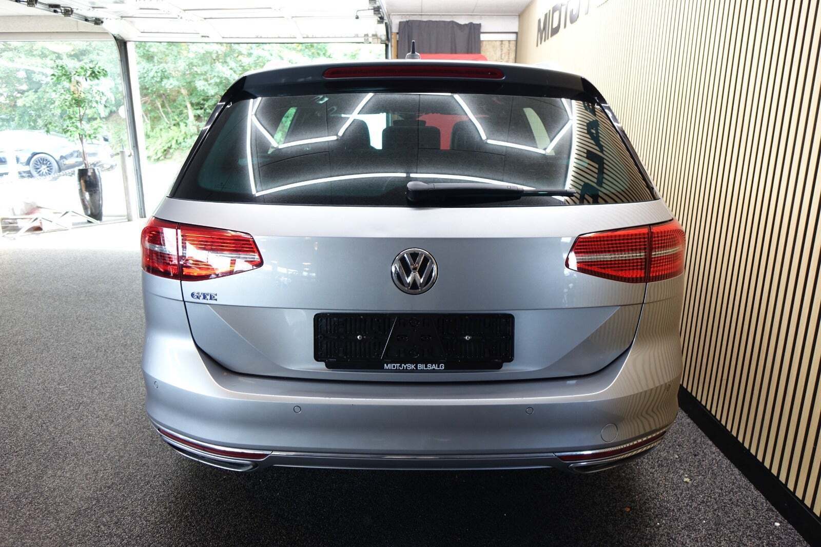 Grå VW Passat fra 2018