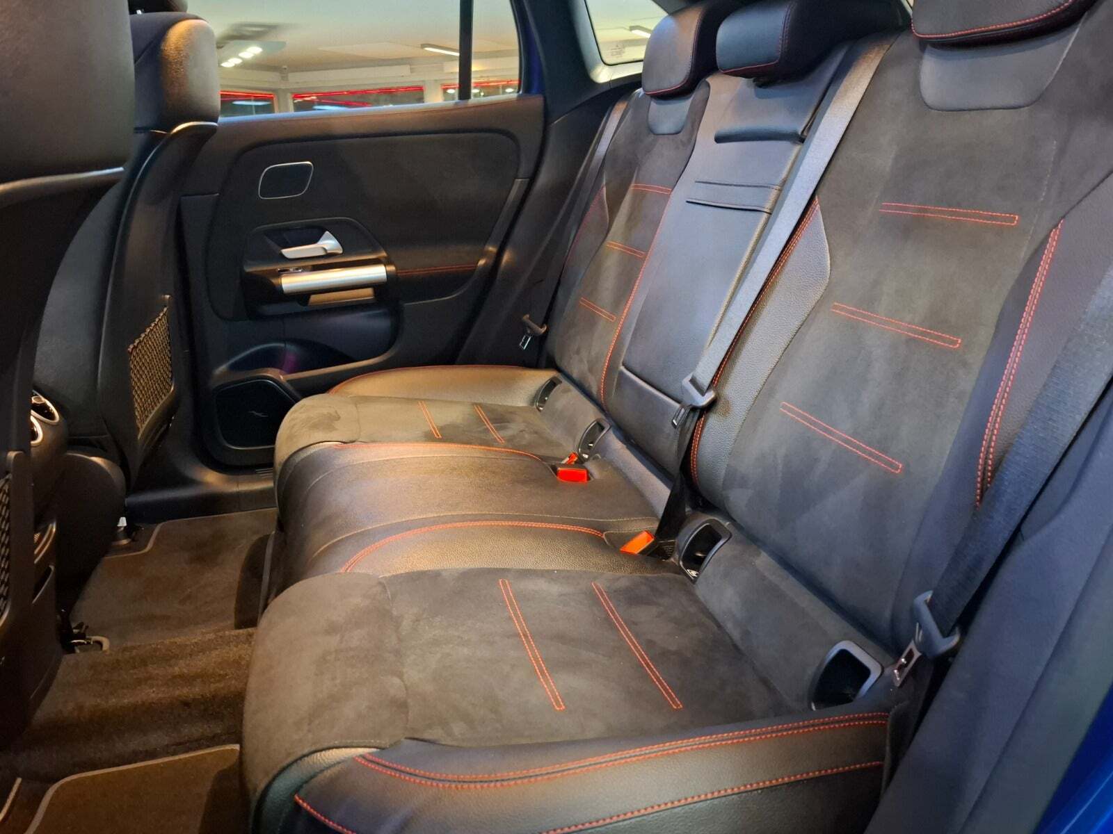 Blå Mercedes EQA350 fra 2024