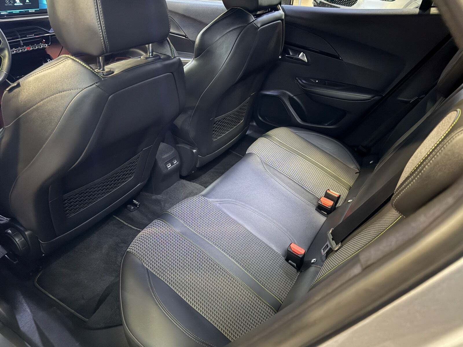 Sølv Peugeot e-2008 fra 2022