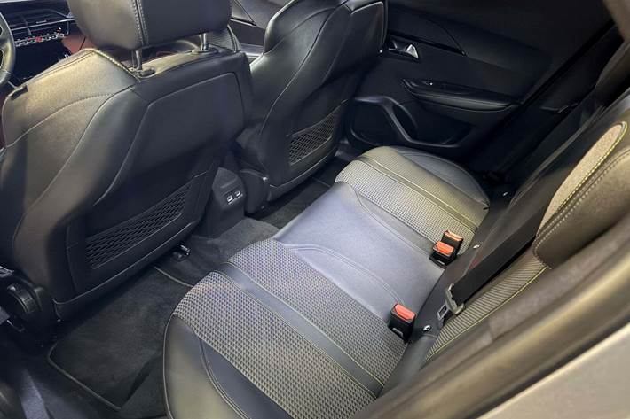 Sølv Peugeot e-2008 fra 2022