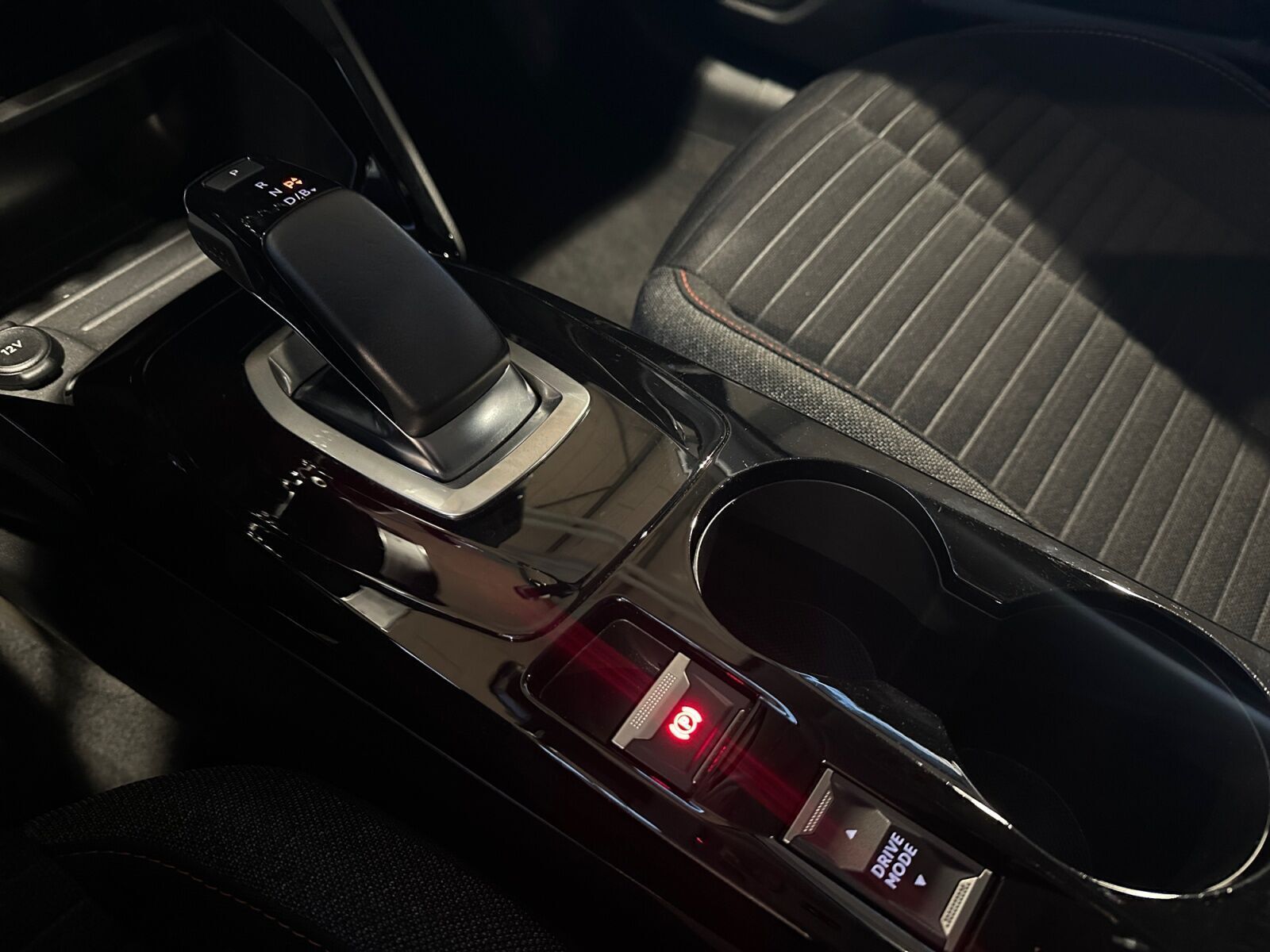 Grå Peugeot e-208 fra 2022