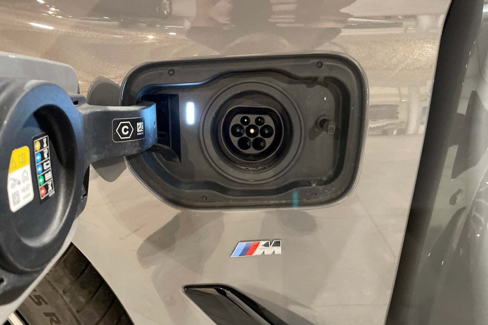 Grå BMW 530e fra 2021