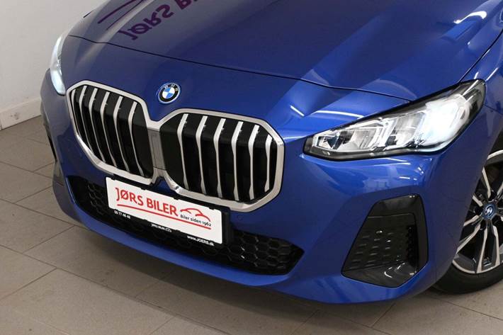 Blå BMW 225e fra 2023