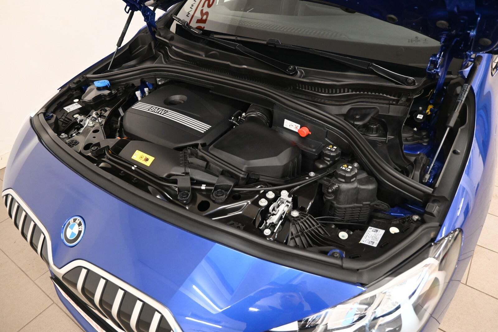 Blå BMW 225e fra 2023