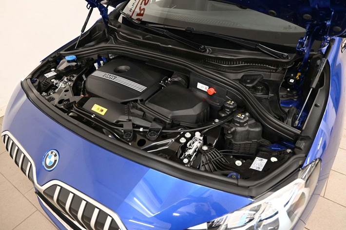 Blå BMW 225e fra 2023