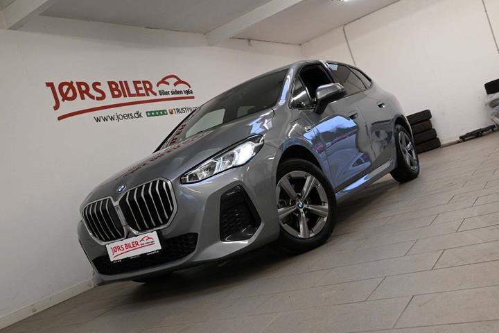 Grå BMW 225e fra 2023 set udefra